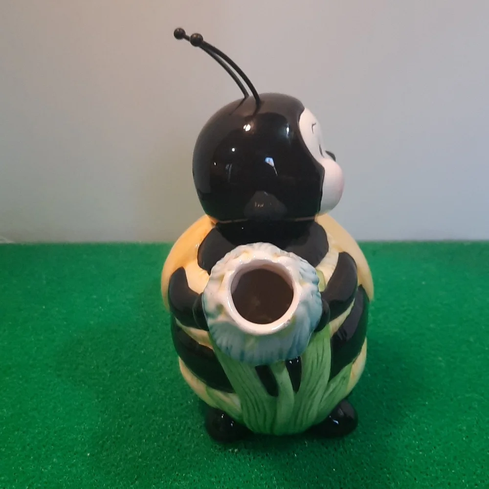 Decorative honey bee creamer